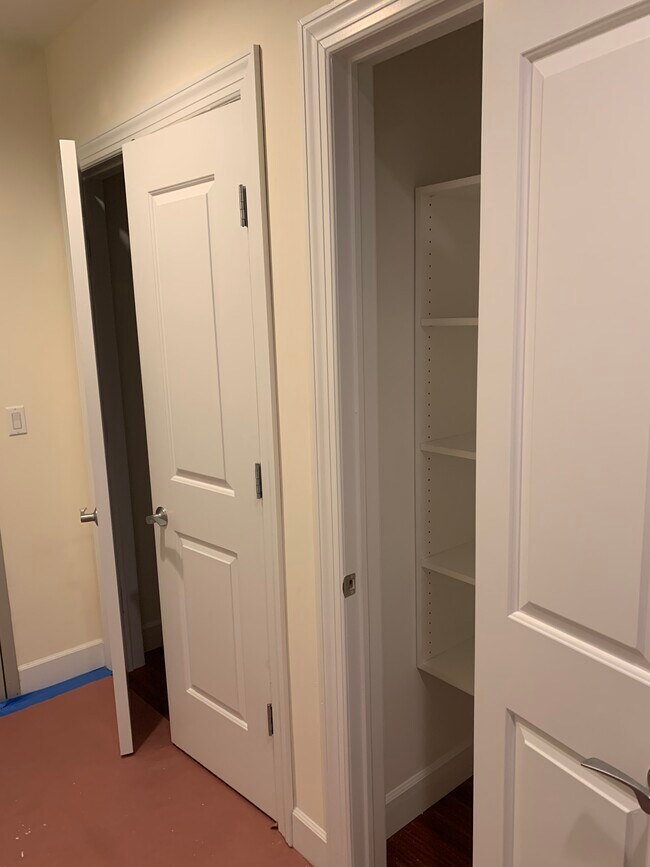 Building Photo - 8315 Kew Gardens Rd