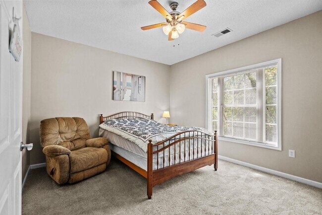 Building Photo - 120 Lazy Willow Ln
