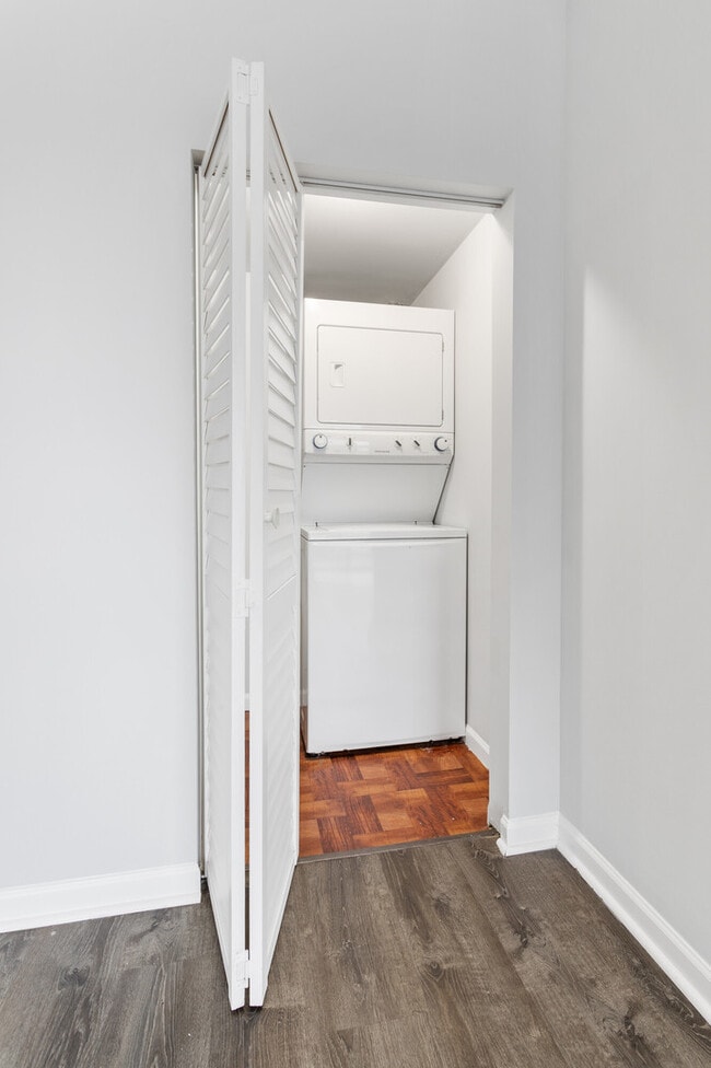 Building Photo - 2451 W Howard St