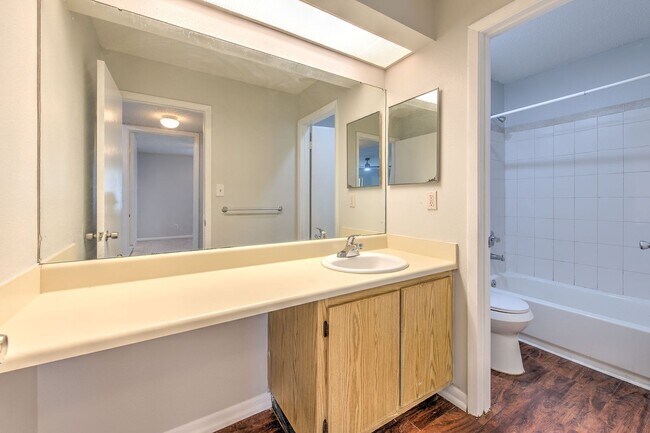 Building Photo - Nice and spacious condo on the 3rd with washer and dryer, near USF and I-75