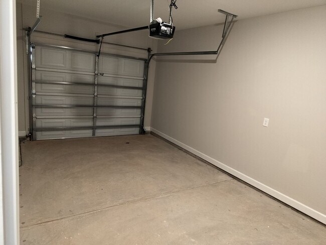 Building Photo - 1051 McKay Dr