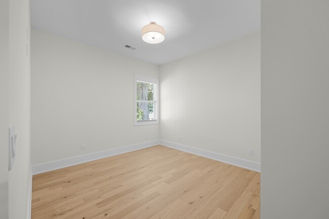 Building Photo - 136 McCowat St