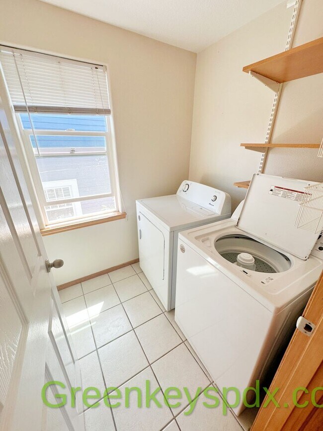 Building Photo - Awesome 3-bedroom 2.5-bathroom house in NE...