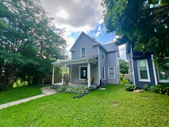 Building Photo - 4 Bedroom 2 Bathroom Fenced Moline Home