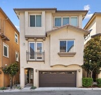 Building Photo - 4 Bed, 4 Bath Home with Solar, A/C, Washer/Dryer and 4 Parking Spaces *$1,000.00 Off One Month's ...