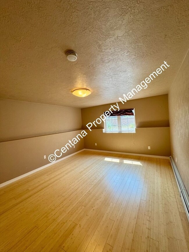 Building Photo - Beautiful home on the outskirts of town!