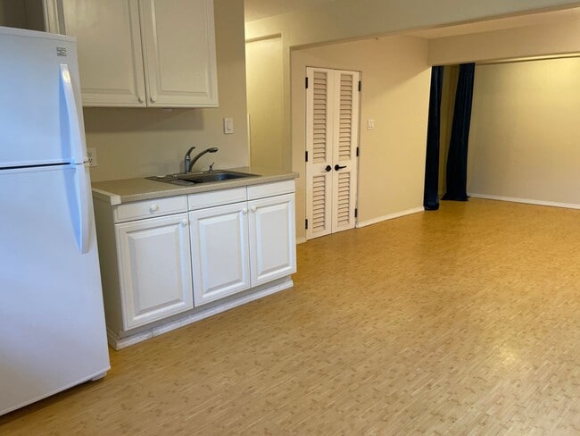 Building Photo - 1 bedroom 1 bath close to town