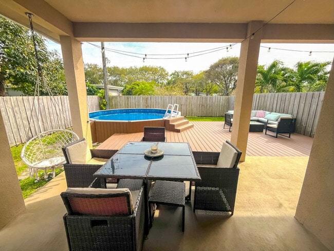 Building Photo - 826 SW 14th Ct