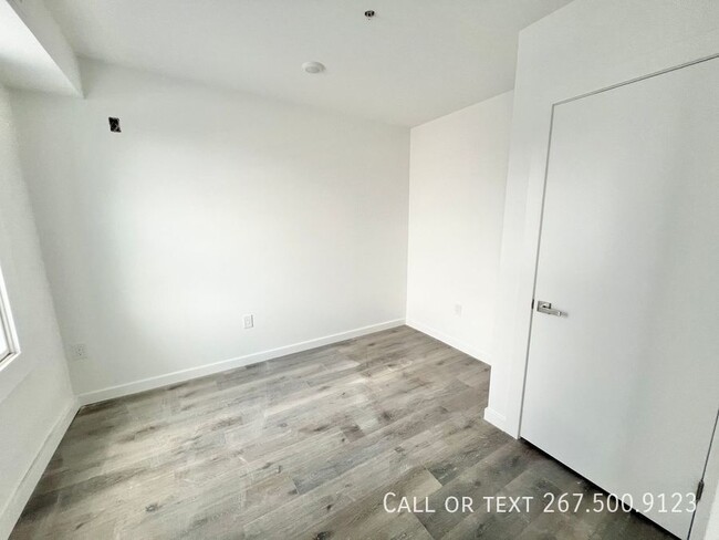 Building Photo - Beautiful, renovated 1BR unit located in F...