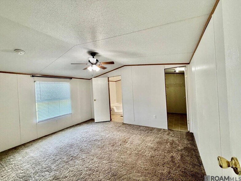 Building Photo - 44036 Loop Rd