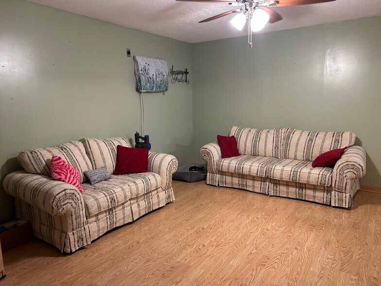 Building Photo - 321 Elsa Dr