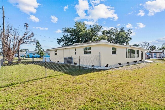 Building Photo - 1499 Janet Pl