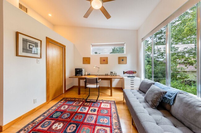 Building Photo - Gorgeous Fully Furnished Home in Brentwood...