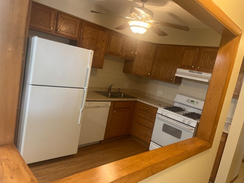 Building Photo - 550 W 75th St