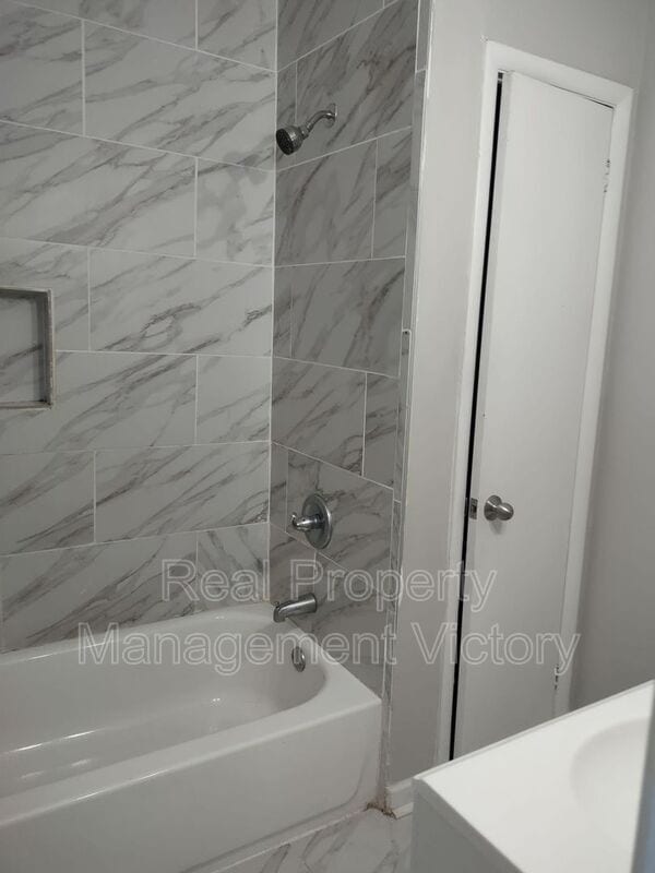 Building Photo - 1305 5th Pl NW