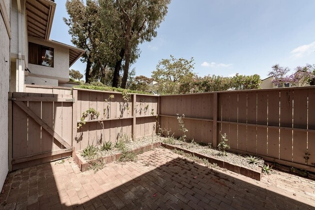 Building Photo - Amazing, Quiet University City Condo For Rent