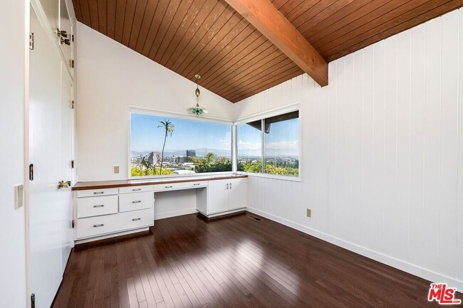 Building Photo - 5961 Wrightcrest Dr