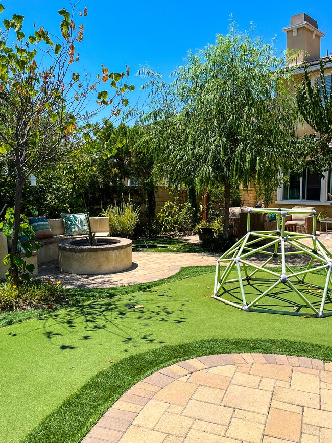 Building Photo - 675 E Boxwood Ln