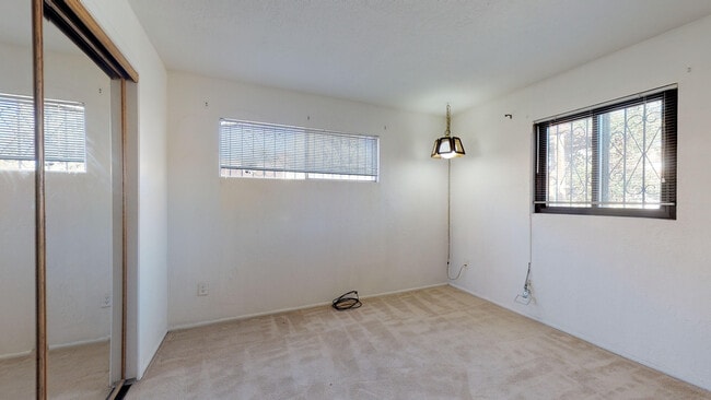 Building Photo - UPTOWN 3/BD 2/BA 1/CP WORKSHOP