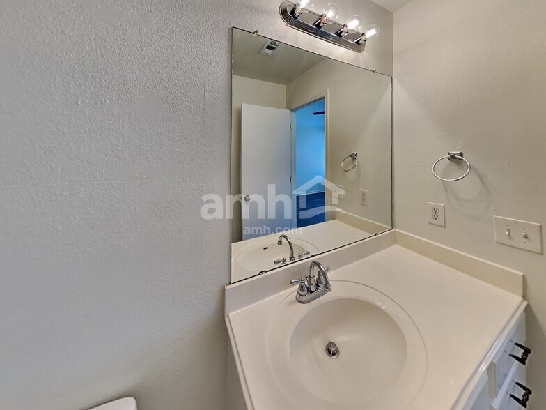 Building Photo - 110 Pony Cv