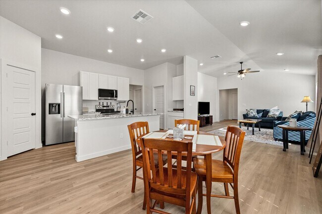 Building Photo - 2156 Langford Ave