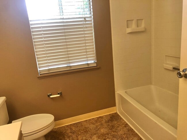 Building Photo - Northpointe - 2 bedroom, 2 bath, 2 pkg  up...