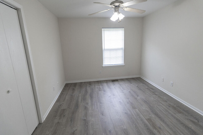 Building Photo - 5000 Derby Ridge Dr