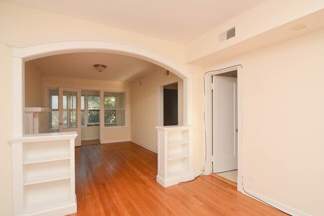 Building Photo - 2657 N St Louis Ave