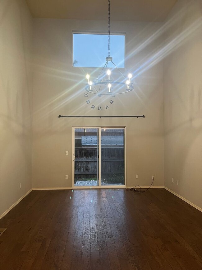 Building Photo - 2 Bedroom 2.5 Bath House