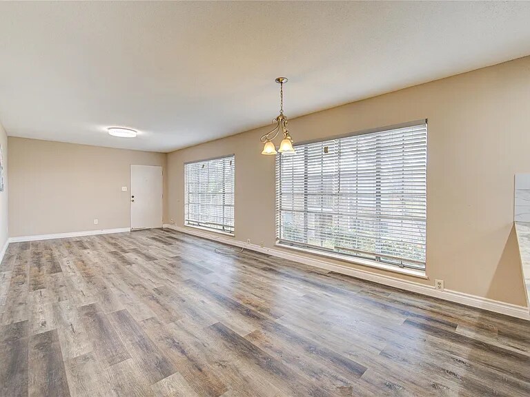 Huge living room - 2101 Fountain View Dr