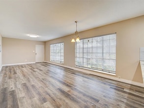 Huge living room - 2101 Fountain View Dr