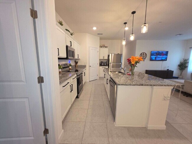 Building Photo - 2024 Like new gorgeous 4 bedroom/2 bath home close to historic Sanford