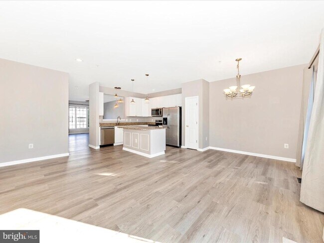 Building Photo - 2103 Paxton Terrace