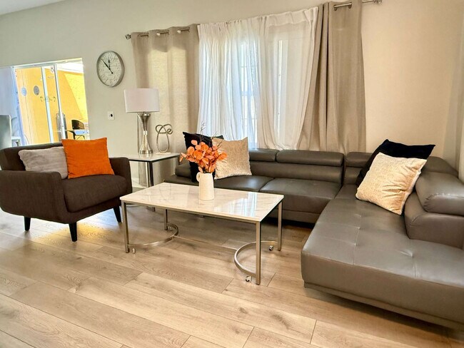 Building Photo - 4735 Vero Beach Pl