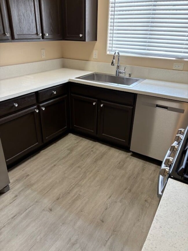 Building Photo - Beautiful, spacious top-floor 2-bedroom, 2-bathroom condo in the Southwest