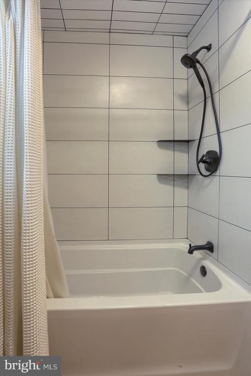 Building Photo - 1365 Roundtop Rd