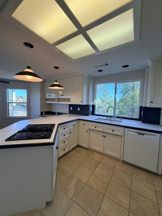 Building Photo - Beautiful Lakefront Home in the Vineyard! 55+ community