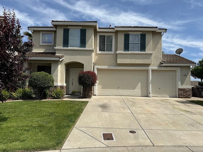 Building Photo - This beautifully updated 3-bedroom home features a spacious loft that can easily be converted int...