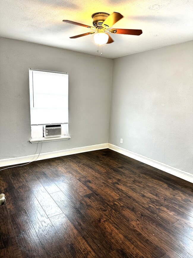 Building Photo - 1705 Whiting Dr