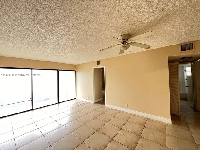 Building Photo - 1523 Lake Crystal Dr