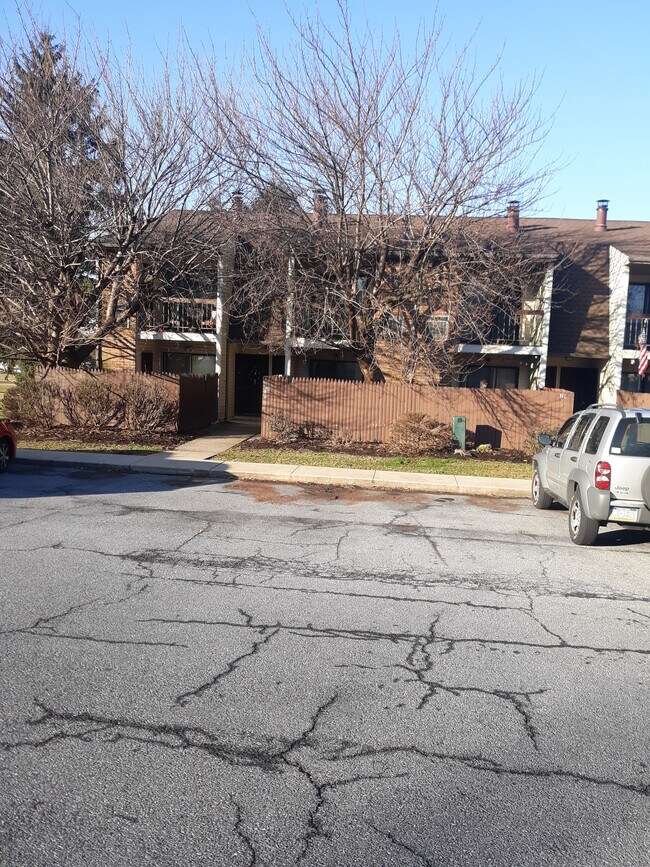 Front - 20 Lancaster Estates