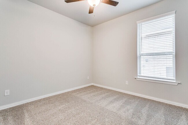 Building Photo - 3 bedroom 2 Bath home Move In Ready