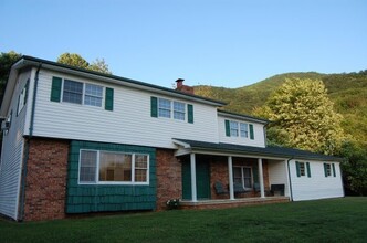 Building Photo - Large Partially Furnished 4/2.5 in Beautif...