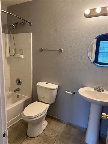 Building Photo - 6637 Meadow Way Ln