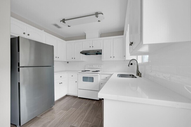 Building Photo - 2111 W Western Dr