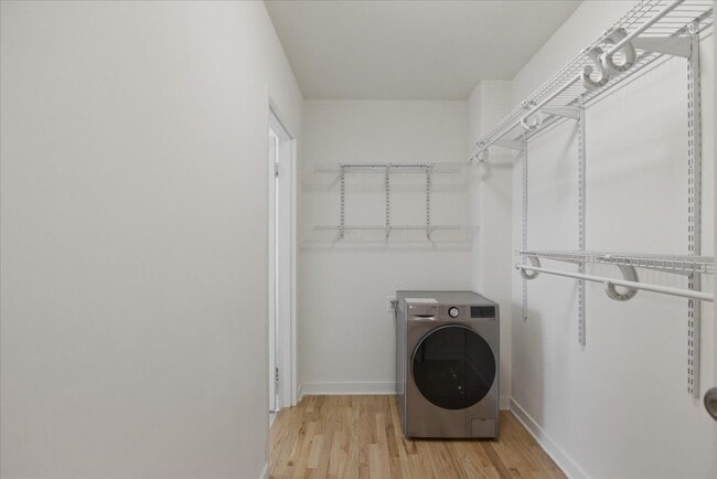 Building Photo - 5630 N Sheridan Rd