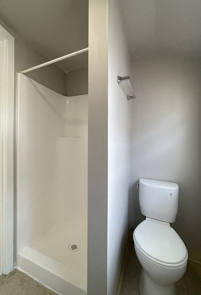 Building Photo - Spacious 3-Bedroom, 2-Bathroom Apartment with **Portable AC Unit Included** in NW Portland