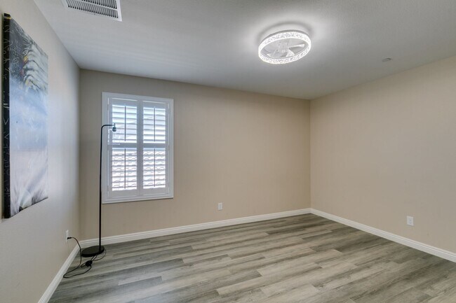 Building Photo - Furnished 5-Bedroom Home with Two Primary Suites