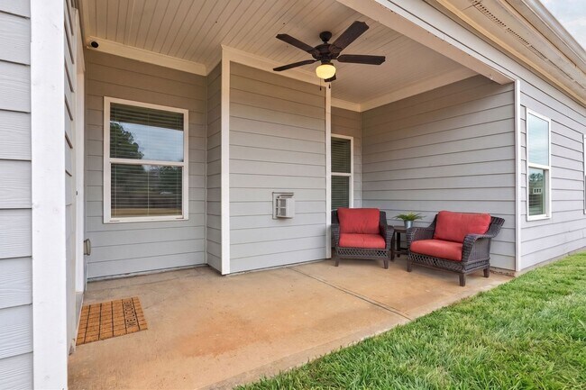 Building Photo - Move-In Ready Bogart Home with Open Layout and Private Fenced Yard
