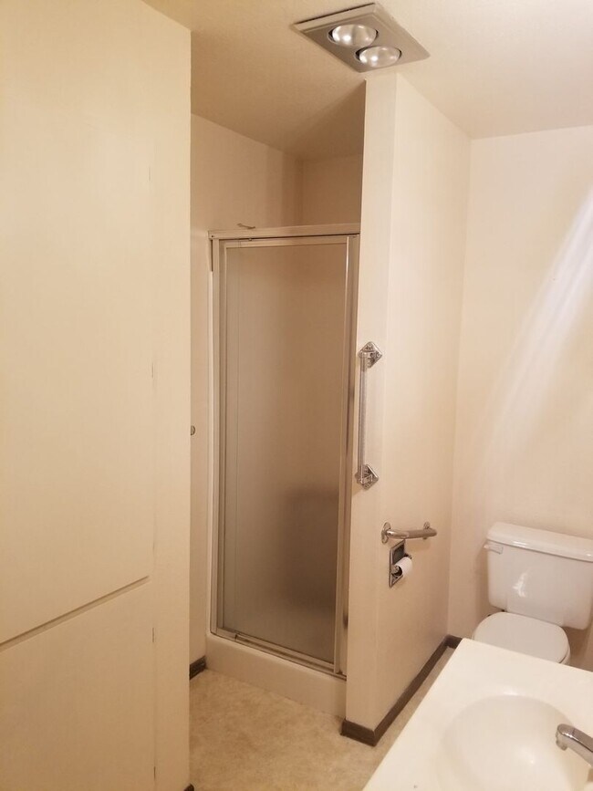 Building Photo - Spacious 2 bedroom 2 bath Condo